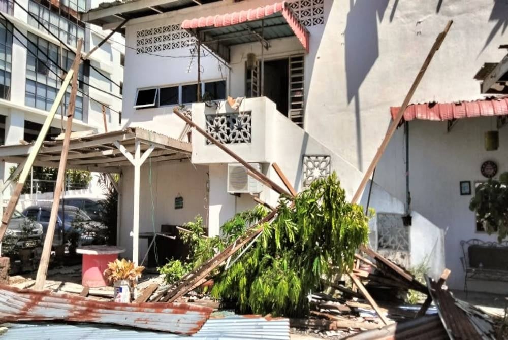 Kayu dan zink berselerak selepas rumah Rosemaria dipukul ribut.