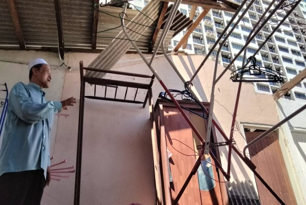 Rumah Rosemaria mengalami kerosakan teruk selepas dipukul ribut.