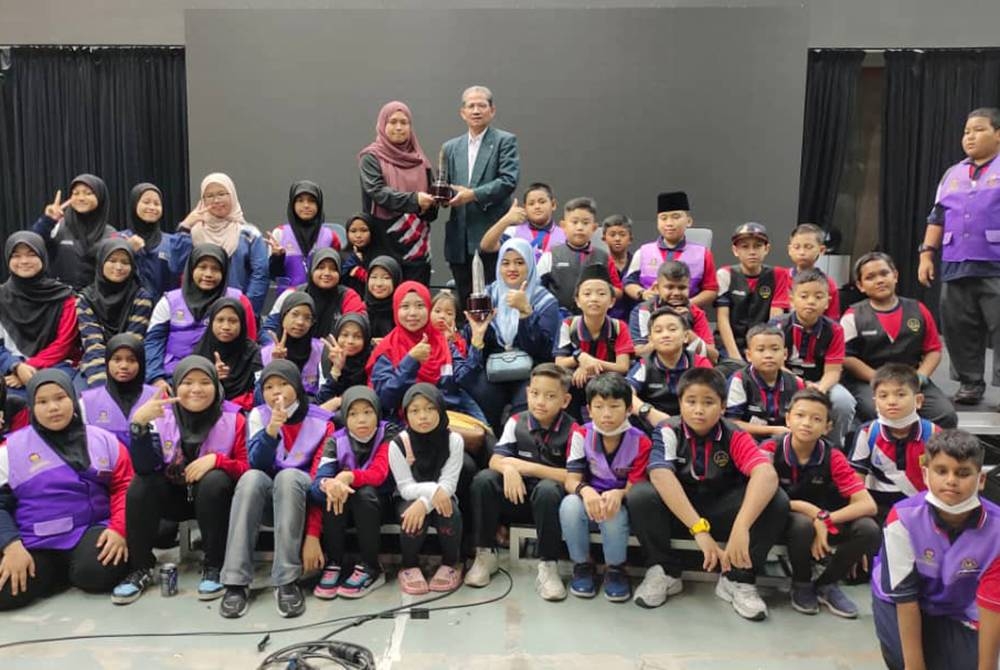 Hassan bersama murid Sekolah Kebangsaan Tunku Mahmood 2 Kluang, Johor Darul Takzim di Kompleks Kumpulan Karangkraf Shah Alam.