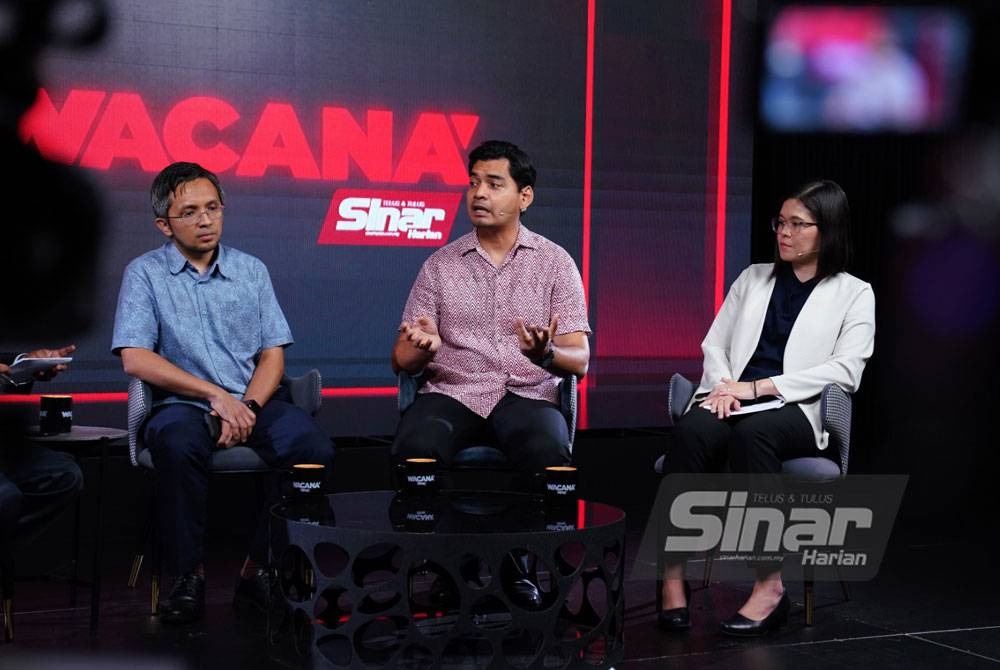 Dr Mohd Izzar (tengah) bersama barisan panelis ketika dalam Wacana Sinar siri 399 yang disiarkan secara langsung di semua platform Sinar Harian pada Selasa malam.