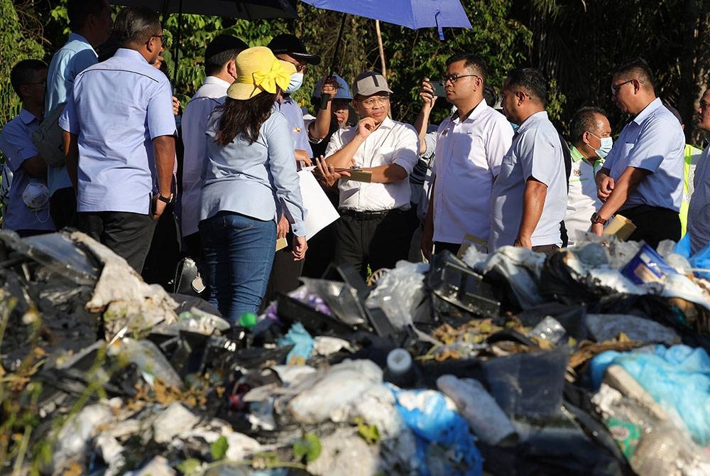 Menteri Sumber Asli, Alam Sekitar dan Perubahan Iklim Nik Nazmi Nik Ahmad melihat kawasan yang dipenuhi sampah di Black Water Lake, Bandar Mahkota Cheras ketika mengadakan lawatan kerja hari ini.