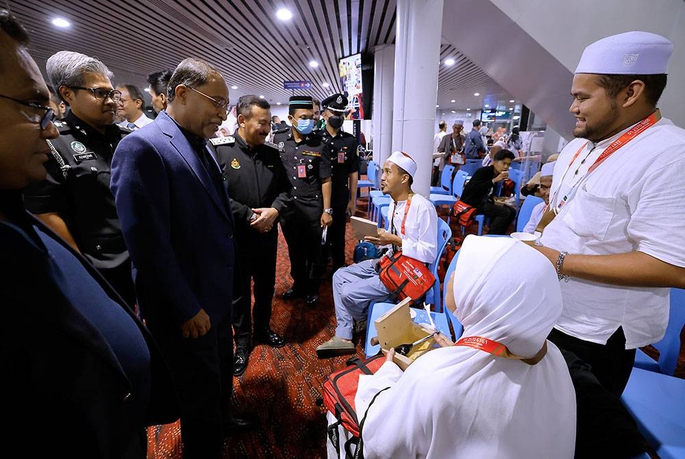 Menteri Luar Negeri Datuk Seri Dr Zambry Abd Kadir beramah mesra bersama para jemaah semasa mengadakan sesi lawatan ke kaunter khas imigresen bagi jemaah Haji di Lapangan Terbang Antarabangsa Kuala Lumpur (KLIA) hari ini.