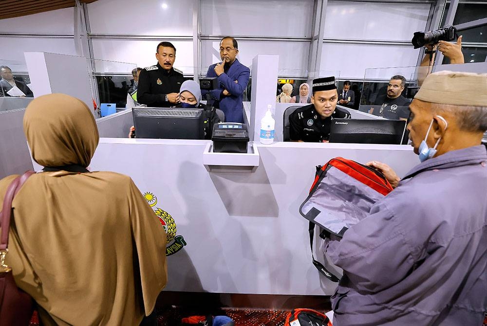 Menteri Luar Negeri Datuk Seri Dr Zambry Abd Kadir bersama Ketua Pengarah Imigresen Datuk Ruslin Jusoh mengadakan sesi lawatan ke kaunter khas imigresen bagi jemaah Haji di Lapangan Terbang Antarabangsa Kuala Lumpur (KLIA) hari ini.