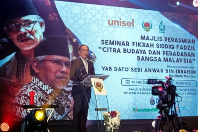 Anwar menyampaikan ucapan pada Majlis Perasmian Seminar Fikrah Siddiq Fadzil 'Citra Budaya dan Peradaban Bangsa Malaysia' di Balai Budaya Tun Syed Nasir, Wisma Dewan Bahasa dan Pustaka pada Selasa. - Foto Bernama