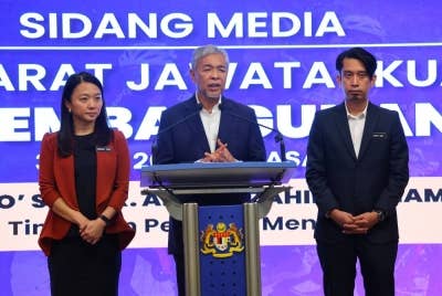 Ahmad Zahid (tengah) ketika sidang media selepas mempengerusikan Mesyuarat Jawatankuasa Kabinet Pembangunan Sukan di Bangunan Perdana Putra pada Selasa. - Foto Bernama