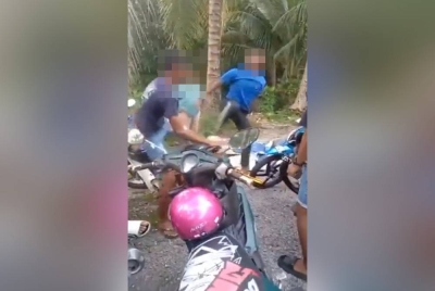 Tangkap layar video menunjukkan seorang remaja 'melayangkan' tendangan kepada salah seorang remaja dalam pergaduhan di Taman Muhibbah, Sungai Siput pada Isnin. Foto: ihsan pembaca