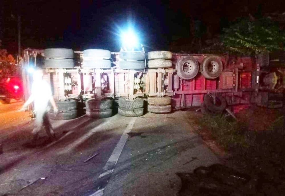 Keadaan treler yang terbalik akibat kemalangan terbabit.