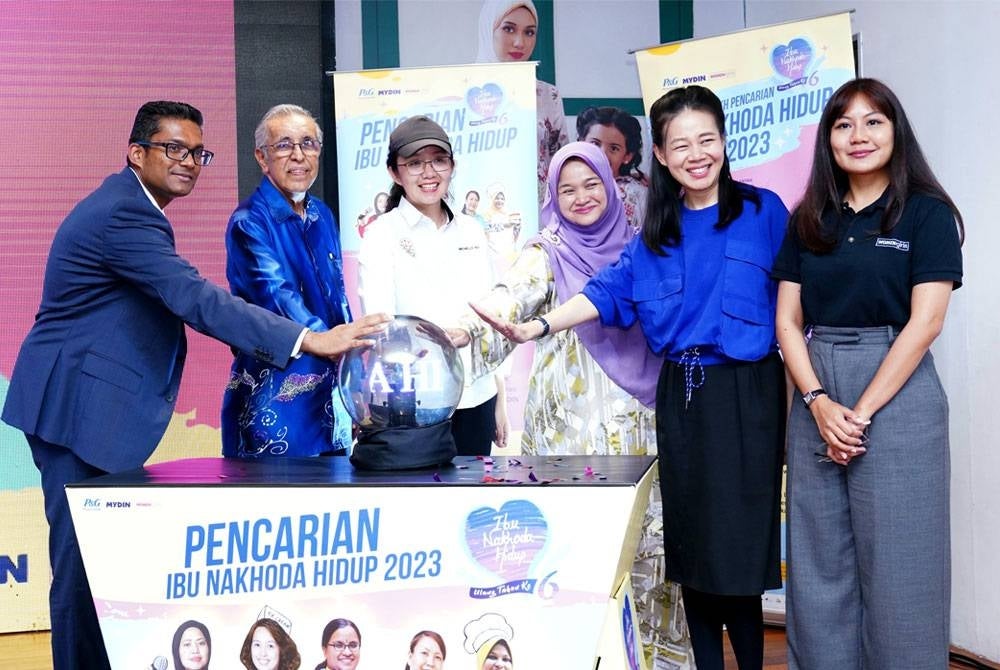 Dr Wan Nur (tiga dari kanan) menyempurnakan gimik pelancaran Program 'Ibu Nakhoda Hidup 2023' di Mydin USJ, pada Selasa.