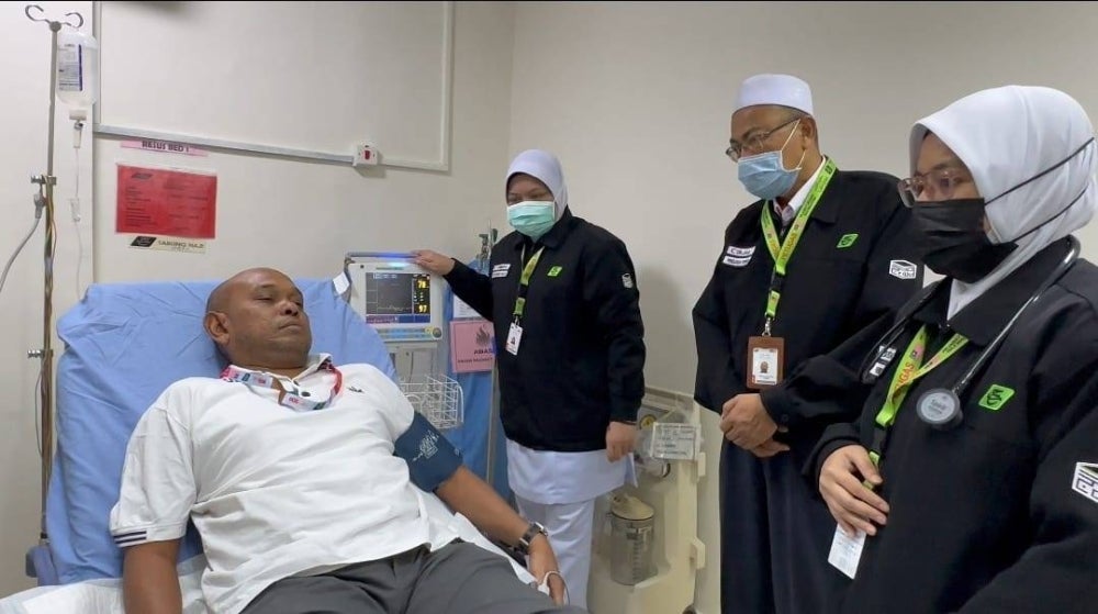 Dr Abdul Jalil (dua dari kanan) melakukan tinjauan ke wad Pusat Rawatan Madinah.