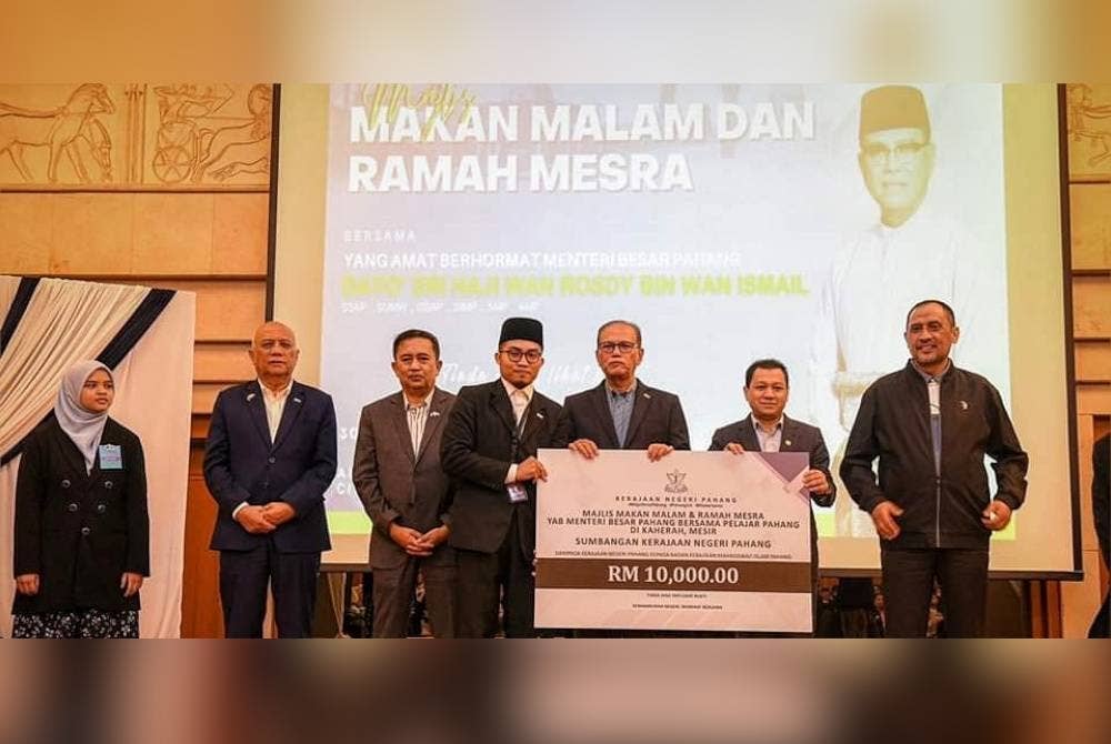 Wan Rosdy menyampaikan sumbangan kepada wakil pertubuhan pada Majlis Makan Malam di Kaherah, Mesir bersama pelajar dan delegasi dari Kerajaan Pahang.