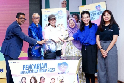 Dr Wan Nur (tiga dari kanan) menyempurnakan gimik pelancaran Program 'Ibu Nakhoda Hidup 2023' di Mydin USJ, pada Selasa.