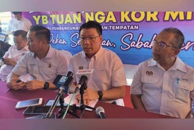 Kor Ming (tengah) pada sidang akhbar selepas mengadakan lawatan kerja di Pasar Awam Sekinchan di sini pada Rabu.