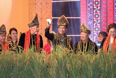 Anwar menunjukkan alat mengetam padi tradisional “Kingsman” sebelum menuainya bersama Yang Dipertua Negeri Sabah Tun Dr Juhar Mahiruddin dan Ketua Menteri Sabah Datuk Hajiji Noor pada majlis penutupan sambutan Pesta Kaamatan Peringkat Negeri Sabah di Dewan Hongkod Koisaan Kadazan Dusun Cultural Association (KDCA) Penampang pada Rabu. - Foto: Bernama