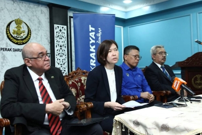 Sandrea (dua dari kiri) bersama Redza Rafiq (kiri) dalam sidang akhbar pada Rabu.