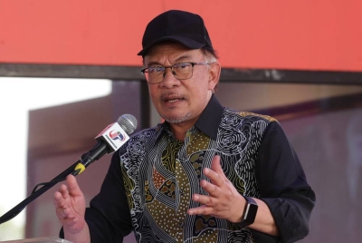 Perdana Menteri Datuk Seri Anwar Ibrahim berucap pada majlis program Semarak Perpaduan Rakyat sempena Sesi Ramah Mesra Bersama Paparian di Tapak Bazar Palm Square Kinarut Papar. - Foto Bernama