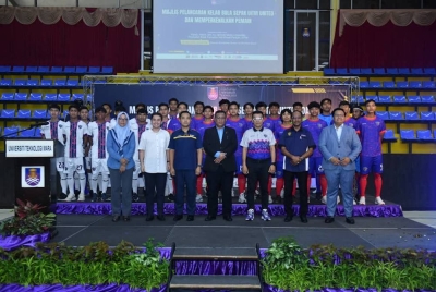 Mohd Sazili (tengah) bersama pengurusan dan pemain UiTM United selepas sesi pelancaran logo dan pemain UiTM United di Shah Alam, pada Khamis.