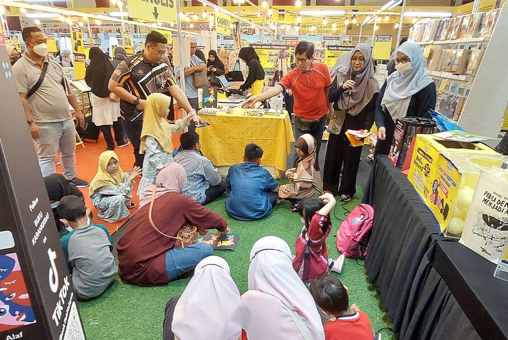 Kanak-kanak yang menyertai Acara Seni & Kraf di reruai Karangkraf sempena PBAKL
di WTCKL pada Rabu.