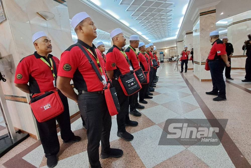 Sesi taklimat sebelum Skuad Lipan Bara memulakan tugas mereka.