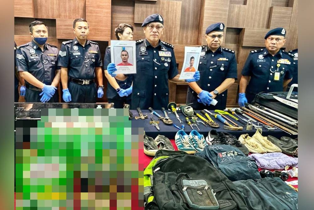 Wan Hassan menunjukkan gambar dua suspek yang masih diburu untuk membantu siasatan.