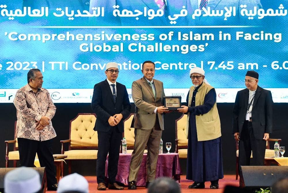 Abdul Hadi (dua dari kanan) ketika hadir program Terengganu International Summit 2023 di Dewan Konvensyen Taman Tamadun Islam di Kuala Terengganu pada Khamis.