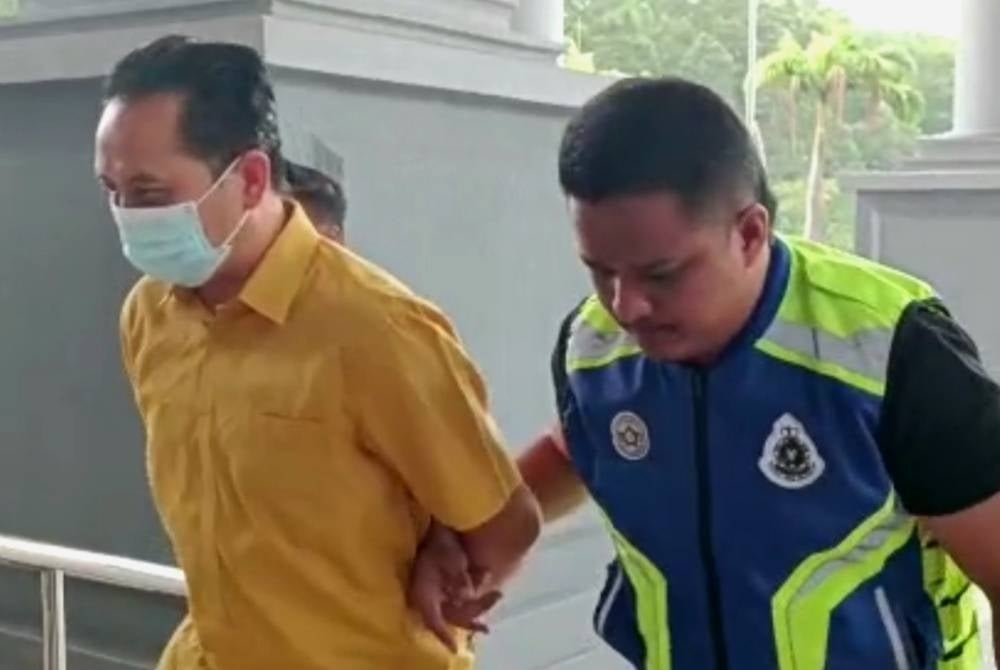 Abu Zarin Haron dibawa ke Mahkamah Sesyen Kuala Lumpur pada Khamis bagi menghadapi pertuduhan kes pecah amanah, pada 2020 dan 2021 lalu.