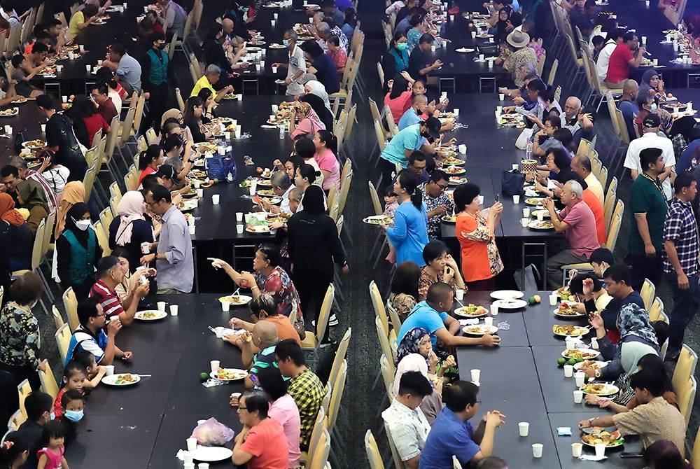 Sebahagian orang ramai yang menghadiri majlis Rumah Terbuka Gawai Dayak 2023 di Pusat Konvensyen Borneo Kuching hari ini.