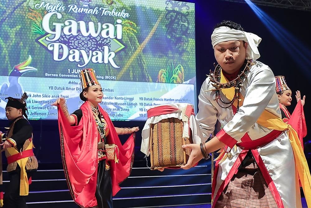 Persembahan tarian tradisional masyarakat Bidayuh di Sarawak memeriahkan majlis Rumah Terbuka Gawai Dayak 2023 di Pusat Konvensyen Borneo Kuching hari ini.