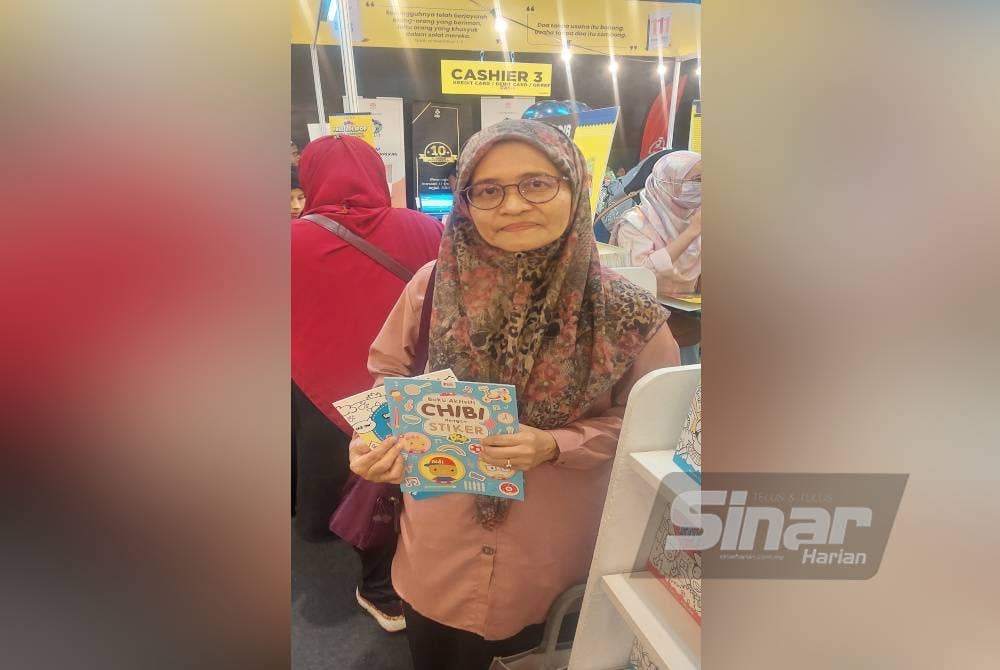 Nor Asiah membeli buku kanak-kanak di reruai Karangkraf.
