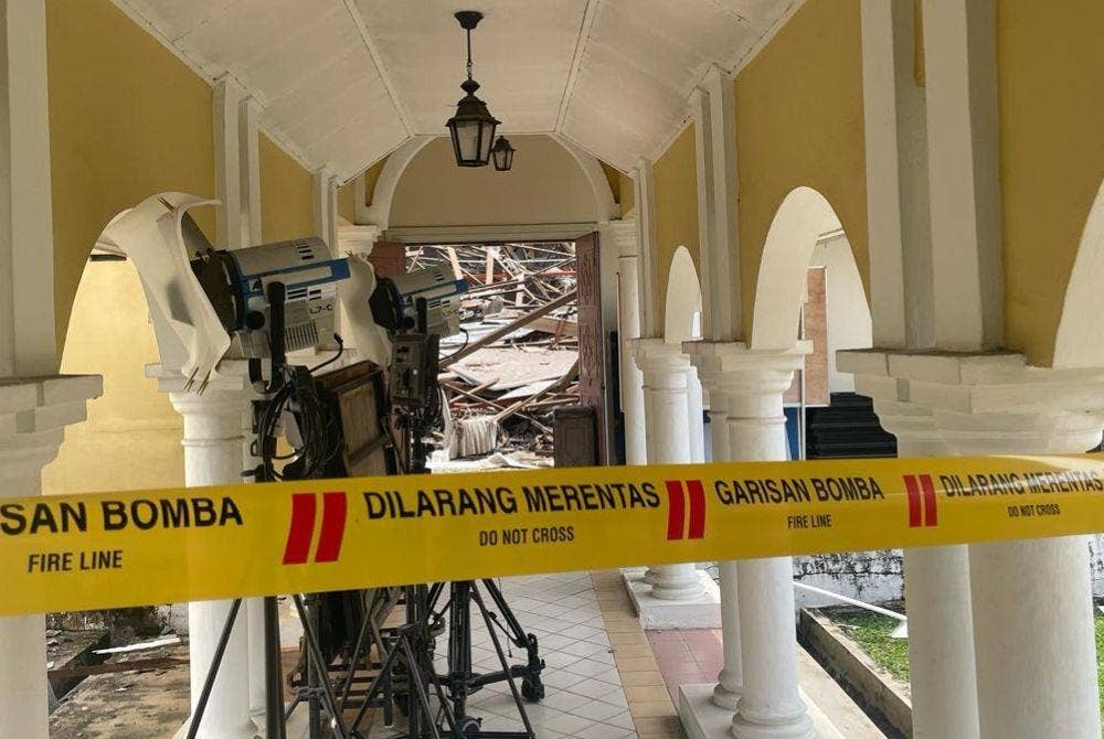 Keadaan dewan di IKIM yang dipantau pihak bomba selepas bumbung runtuh pada Rabu.