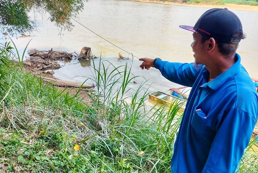 Azli menunjukkan lokasi haiwan itu yang ditemuinya berhampiran sangkar ikan patin di Kampung Tebal di Temerloh, pada Isnin lalu.