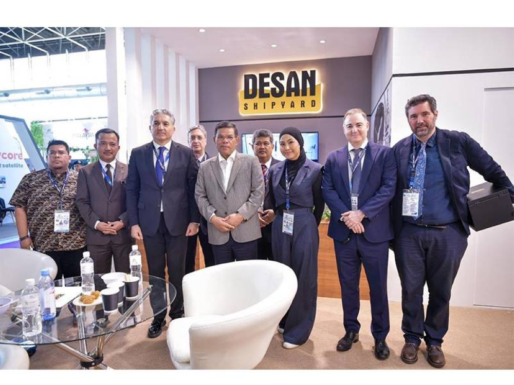 Ketua Pegawai Eksekutif Leaptec, Datuk Mohd Anis Hisham Abd Aziz (kiri), Menteri Dalam Negeri, Datuk Seri Saifuddin Nasution Ismail (lima kiri), Duta Besar Turki ke Malaysia, H.E. Emir Salim Yuksel (4 kiri) bersama Delegasi Desan di ruang pameran Desan di LIMA 2023.
