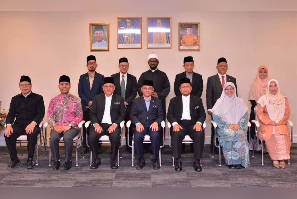 Mohd Na'im (tengah) bersama barisan Ahli Lembaga Pemegang Amanah (Alpa) Yadim baharu. - Foto Facebook Yadim