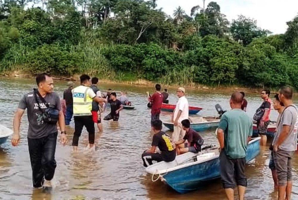 Mangsa dijumpai oleh orang awam sebelum pihak bomba tiba di tempat kejadian.
Pix ihsan JBPM