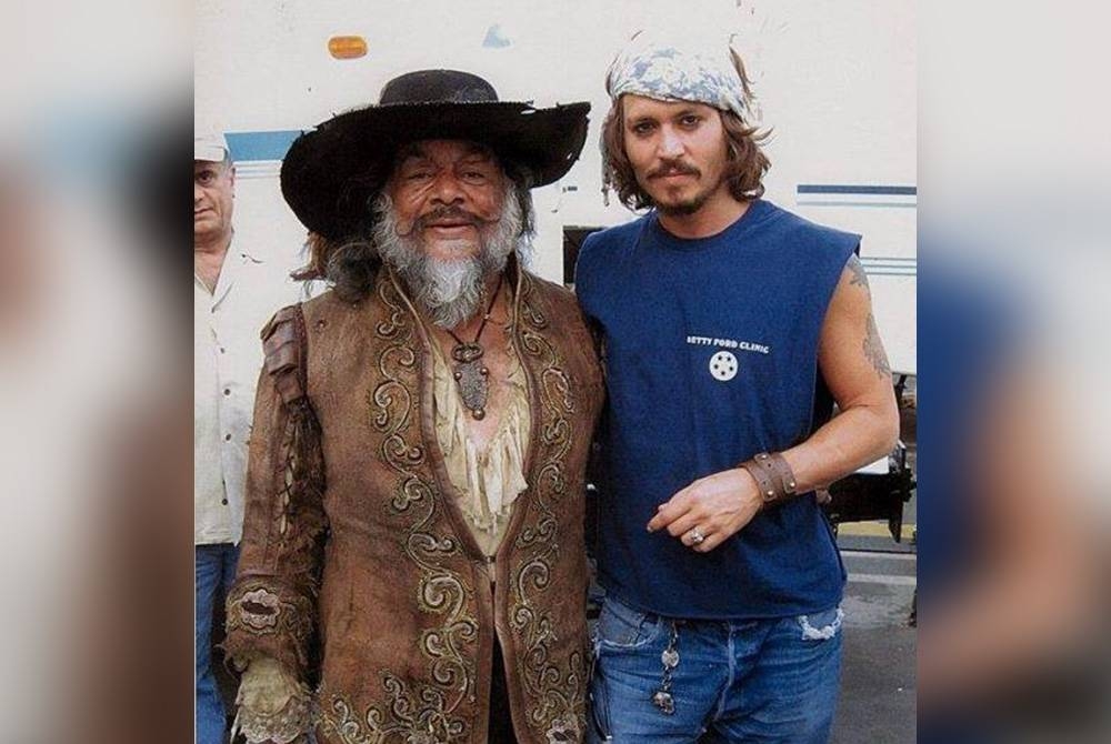 Sergio Calderon (kiri) dan Johnny Depp semasa berlakon filem Pirates Of Caribbean: At World's End pada 2017. - Agensi