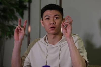 Pemain badminton perseorangan lelaki negara Lee Zii Jia ketika ditemu bual selepas bertemu Ketua Kontinjen (CDM) Malaysia ke Sukan Olimpik Paris 2024 Datuk Hamidin Mohd Amin di Petaling Jaya, pada Rabu. - Foto Bernama