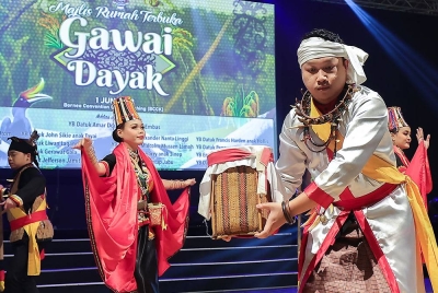 Persembahan tarian tradisional masyarakat Bidayuh di Sarawak memeriahkan majlis Rumah Terbuka Gawai Dayak 2023 di Pusat Konvensyen Borneo Kuching hari ini.