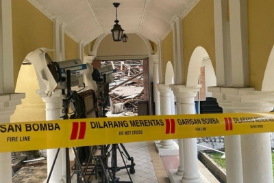 Keadaan dewan di IKIM yang dipantau pihak bomba selepas bumbung runtuh pada Rabu.