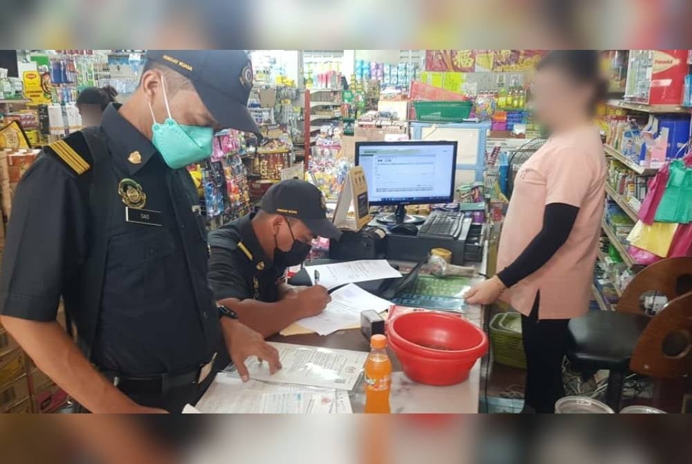 Pegawai KPDN menjalankan siasatan di bawah Akta Kawalan Bekalan 1961 berikutan tindakan peniaga menyorok gula di premisnya di Taiping. - Foto ihsan KPDN Perak