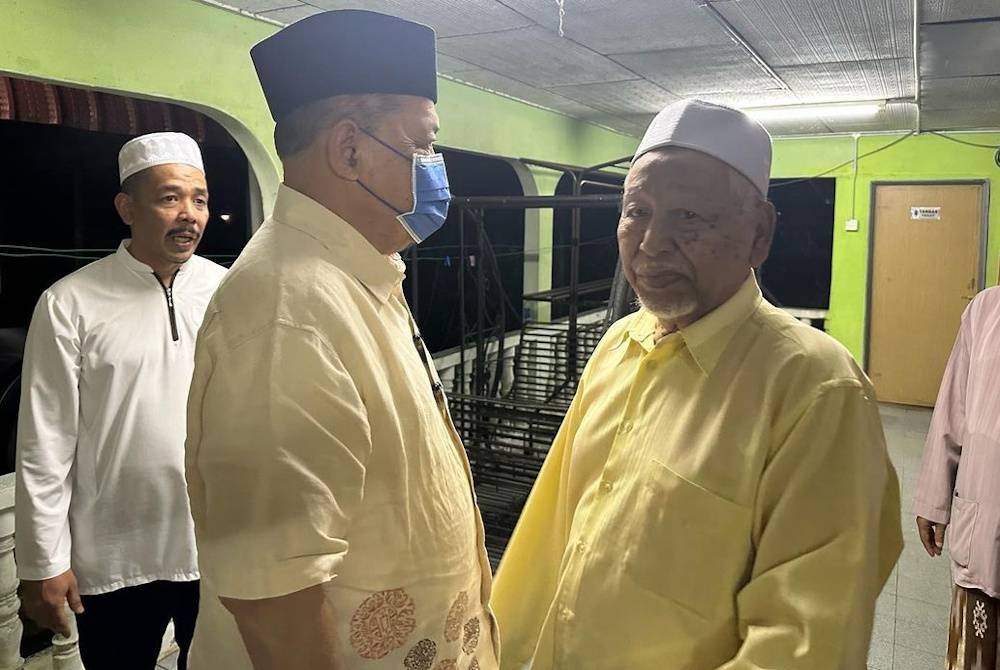 Shahidan (kiri) menziarahi Hashim di kediamannya pada Khamis malam. - Foto Facebook Shahidan