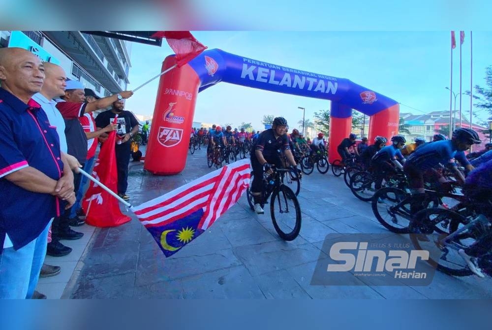 Nizam (kiri) dan Wan Roslan (dua dari kiri) merasmikan pelepasan kayuhan basikal sempena Kelantan Fellow Ride H Elite Intergriti Ride 2023 di Tunjong, Kota Bharu pada Jumaat.