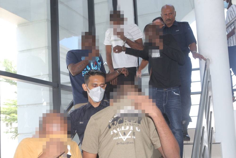 Lima rakan terlepas hukuman gantung selepas pertuduhan membunuh dipinda kepada membunuh tanpa niat di Mahkamah Tinggi Ipoh pada Jumaat.