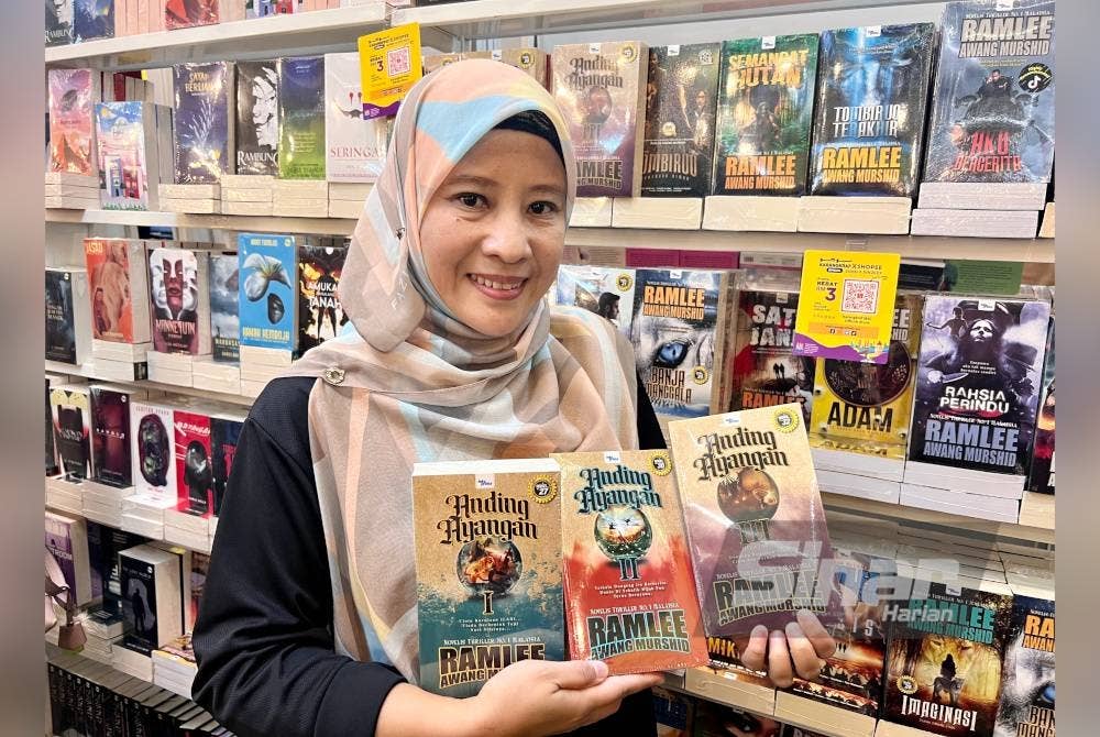 Mazuen menunjukkan koleksi siri novel thriller karya Ramlee, Anding Ayangan berwajah baharu sempena PBAKL di WTC.