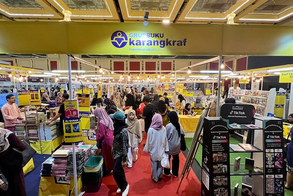 Pelbagai bahan bacaan seperti buku ilmiah, pendidikan dan alternatif dijual di reruai Karangkraf sempena PBAKL di WTC.