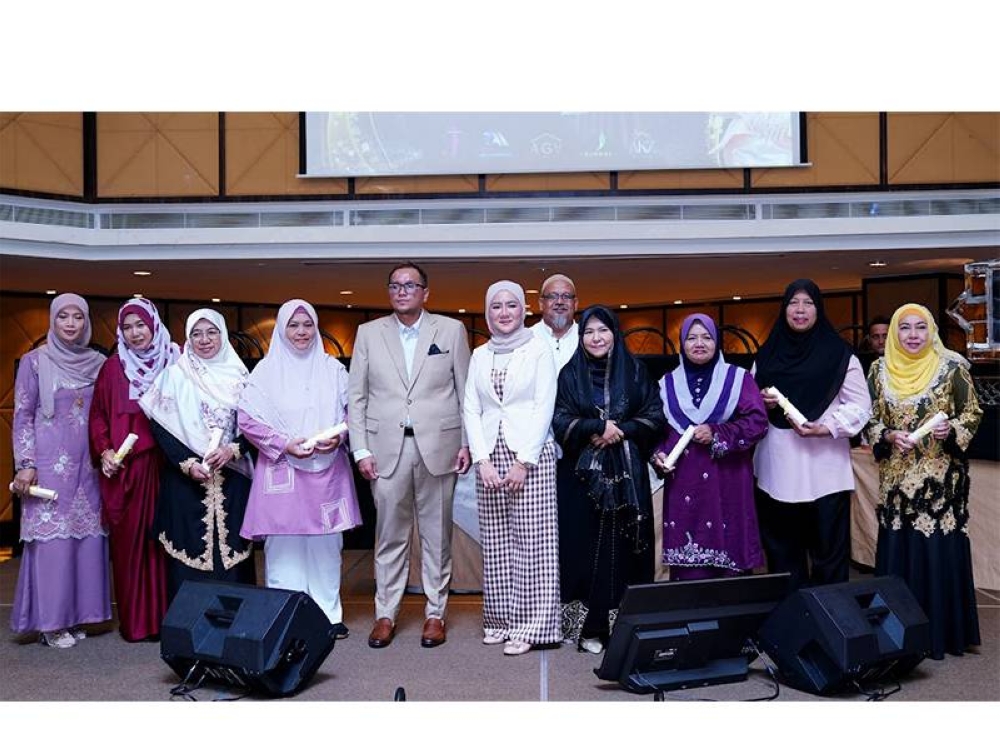 Muhammad Faisal (lima dari kiri) bersama barisan ‘leader’ Ali Zahra Holding Sdn Bhd. pada majlis pelancaran berkenaan di Hotel Grand Millenium, pada Rabu.