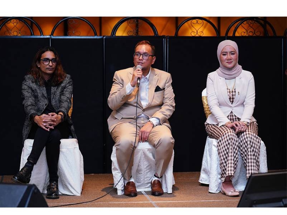 Muhammad Faisal (tengah) pada sidang media selepas menyempurnakan Majlis Pelancaran Ali Zahra Holding Sdn Bhd dan lagu ‘Kembara Nabawi’ Aina Abdul.