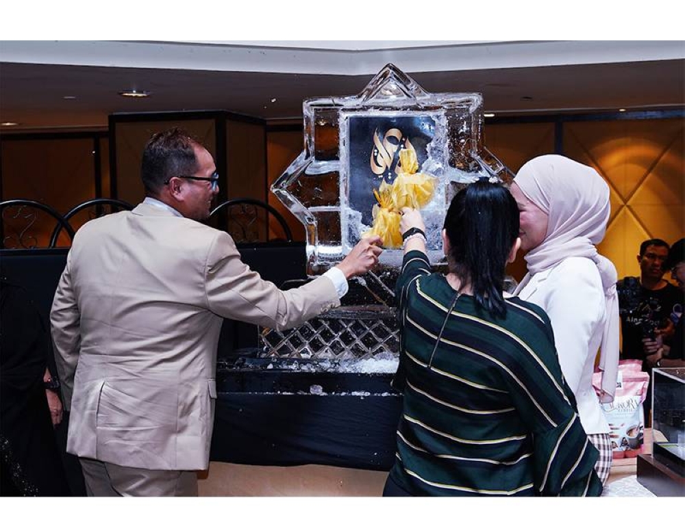 Muhammad Faisal (kiri) menyempurnakan gimik perasmian Majlis Pelancaran Ali Zahra Holding Sdn Bhd dan lagu ‘Kembara Nabawi’ Aina Abdul.