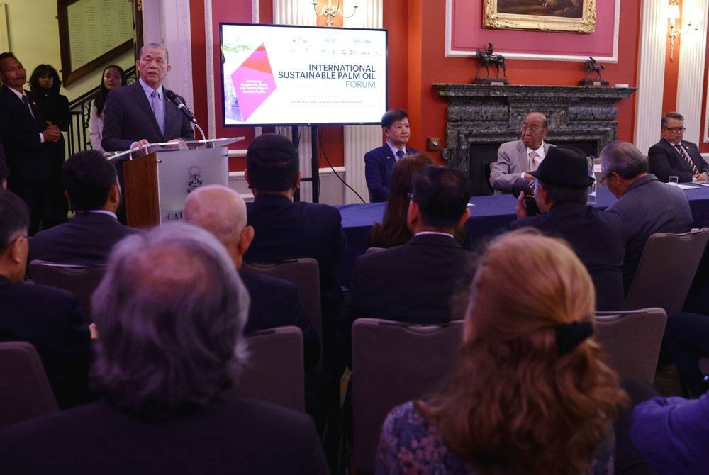 Fadillah menyampaikan ucaptama sempena seminar 'Perdagangan Mampan dan Amalan Perniagaan Bertangungjawab Dalam Kawasan Global Baharu' pada Forum Minyak Sawit Lestari Antarabangsa di The Celedoniah Club pada Jumaat. - Foto Bernama