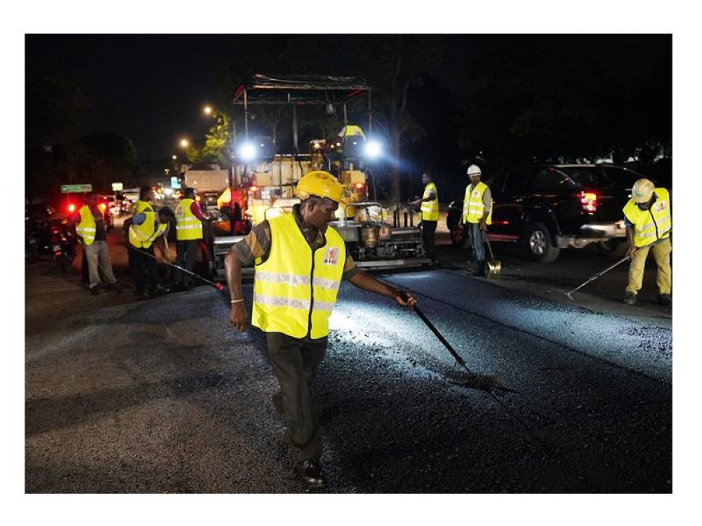 Pekerja dan kontraktor dilantik memulakan kerja-kerja turapan jalan pada Khamis malam.