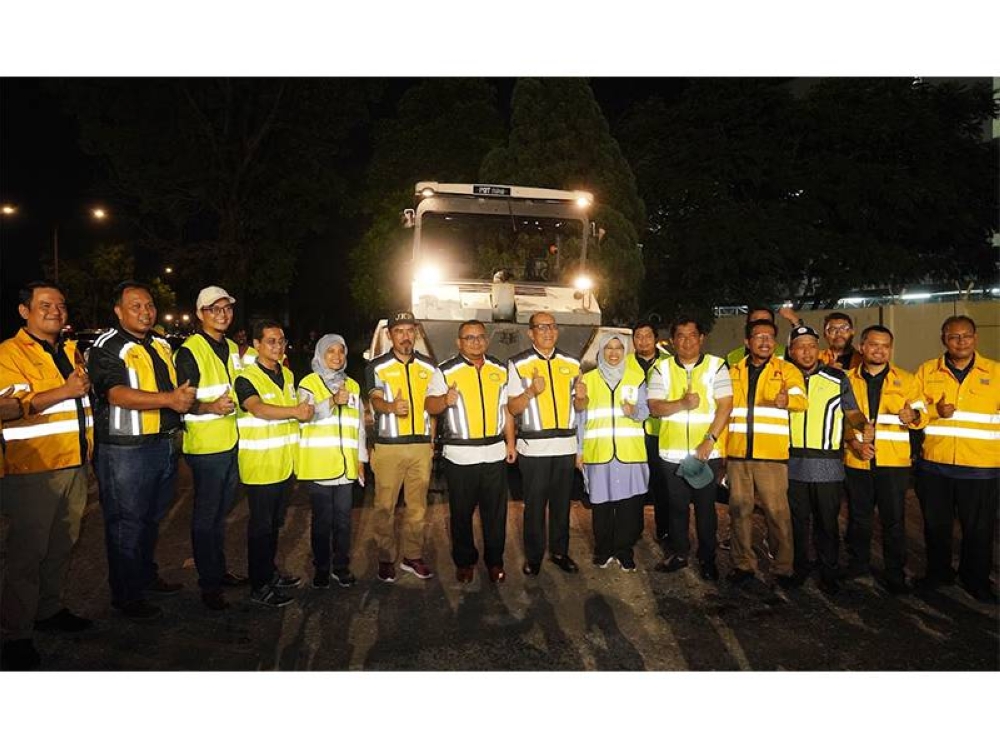 Amirudin (tujuh dari kiri) menunjukkan isyarat bagus bersama Izham (sembilan dari kanan) dan Rodziah ketika berada di tapak lawatan.