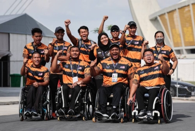 Ketua Kontinjen (CDM) Malaysia ke APG Kemboja 2023 Noor Syahieda Mat Shah (belakang, tengah) bersama Atlet paralimpik olahraga yang akan menggalas cabaran negara di temasya Sukan Para ASEAN (APG) ke-12 di Kemboja bersemangat waja melaungkan slogan 'Demi Malaysia’ di Stadium Nasional Morodok Techo petang ini. - Foto Bernama
